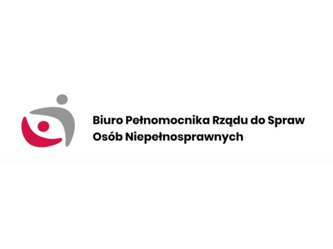Na białym tle po lewej stronie widnieje szaro-czerwone logo, a po prawej stronie widać czarny napis. 