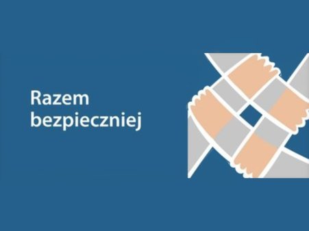 Na granatowym tle po lewej stronie widnieje biały napis, a po prawej stronie szaro-kremowe logo.