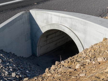 Zdjęcie przedstawia przykładowy przepust w drodze