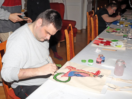 Zdjęcie przedstawia mężczyznę, który wykonuje pracę plastyczną