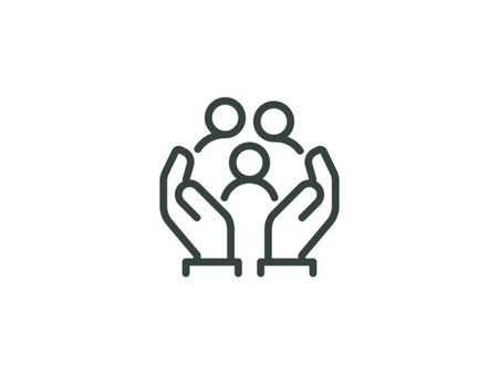 Zdjęcie przedstawia stulone dłonie, pomiędzy którymi widać trzy zarysy osób.