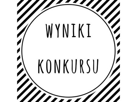 Na białym tle znajdują się skośne czarne paski. Na środku znajduje się koło z cienkim czarnym obramowaniem i czarnym napisem „wyniki konkursu”. 