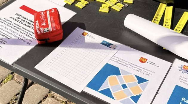 zdjęcie przedstawia gadżety reklamowe i zdjęcia plakatów. 