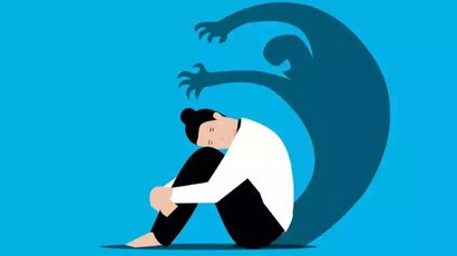 Na zdjęciu widnieją zarys skulonej postaci kobiety a nad nią cień potwora chcącego obezwładnić jej ciało. 