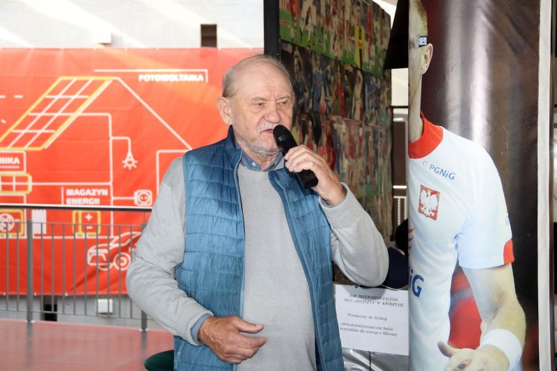 Jerzy Guziewicz, przewodniczący Towarzystwa Kulturalnego Ludności Niemieckiej „Ojczyzna”, przemawia przez mikrofon podczas „Dnia pieczonego ziemniaka”.