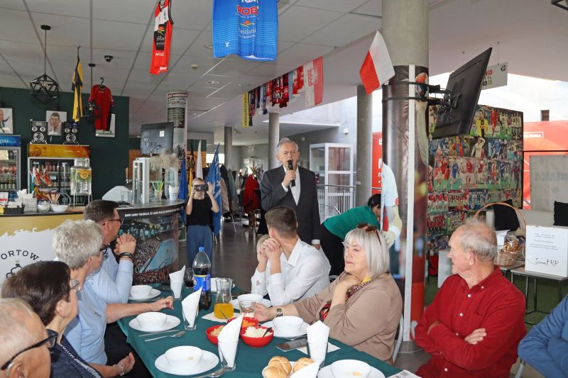 Antoni Barganowski, prezes Towarzystwa Miłośników Ziemi Kwidzyńskiej i radny powiatu kwidzyńskiego, przemawia przez mikrofon podczas „Dnia pieczonego ziemniaka”.
