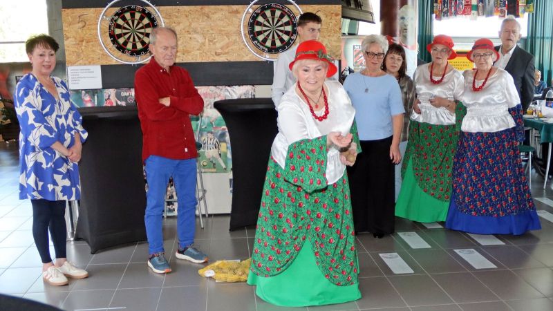  Grupa uczestników biorących udział w zabawach podczas „Dnia pieczonego ziemniaka”.