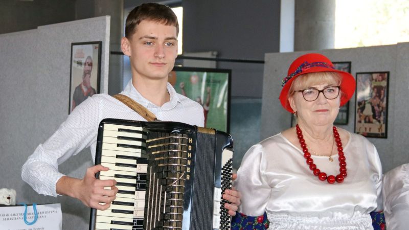 Akordeonista i członkini zespołu Powiślanki podczas „Dnia pieczonego ziemniaka”.
