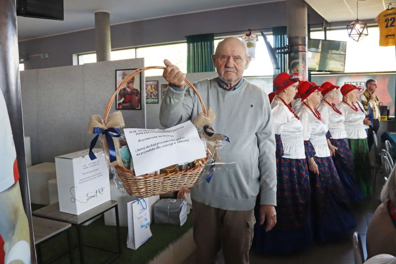 Jerzy Guziewicz, przewodniczący Towarzystwa Kulturalnego Ludności Niemieckiej „Ojczyzna”, trzyma kosz z darami przekazanymi przez starostę kwidzyńskiego podczas „Dnia pieczonego ziemniaka”.