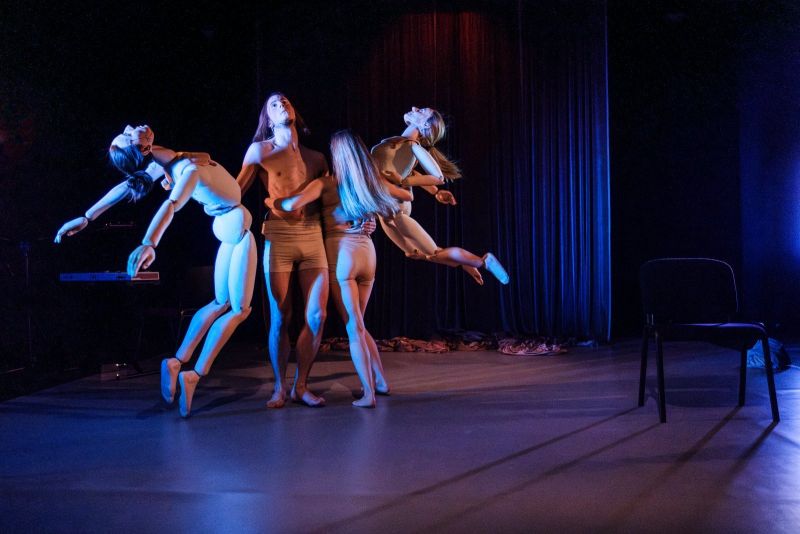  Na zdjęciu znajdują się cztery lalki na scenie w nietypowych pozycjach. 