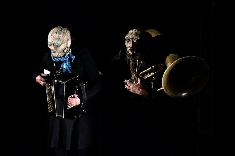 Na zdjęciu znajdują się dwie postacie w charakteryzacjach z instrumentami w dłoniach.