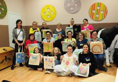 „Marzec w szpilkach”. Pierwsze spotkanie w ramach cyklu dla kobiet odbyło się w Pracowni Haftu Artystycznego w Pastwie