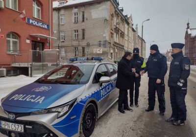 Funkcjonariusze ruchu drogowego kwidzyńskiej komendy otrzymali nowy radiowóz marki Toyota