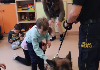 Funkcjonariusz Straży Miejskiej z wizytą  w SOSW w Barcicach