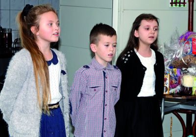 Uczniowie Szkoły Podstawowej w Korzeniewie odwiedzili mieszkańców Domu Pomocy Społecznej w Kwidzynie