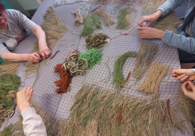 Przygotowują siatki maskujące dla żołnierzy ukraińskich