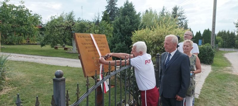 Fot 1 Odsloniecie tablicy Zygmunt Smalcerz