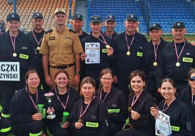 Druhny i druhowie powiatu kwidzyńskiego z medalami po Wojewódzkich Zawodach Sportowo-Pożarniczych OSP