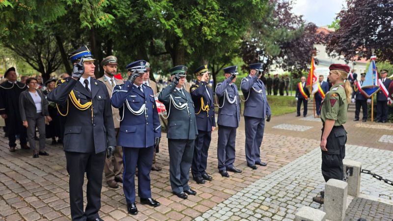 Zdjęcie przedstawia delegację 6 umundurowanych mężczyzn salutujących przed pomnikiem