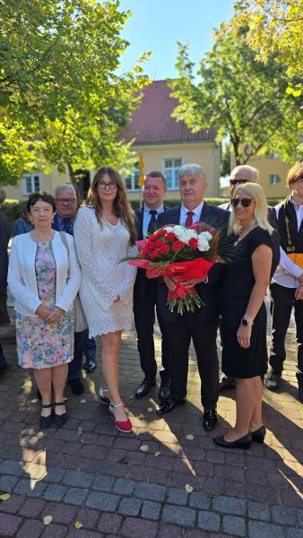 Uczestnicy obchodów 1 września w Kwidzynie; na zdjęciu m.in. starosta Tomasz Frejnagiel i przewodniczący Rady Powiatu Jerzy Śnieg.