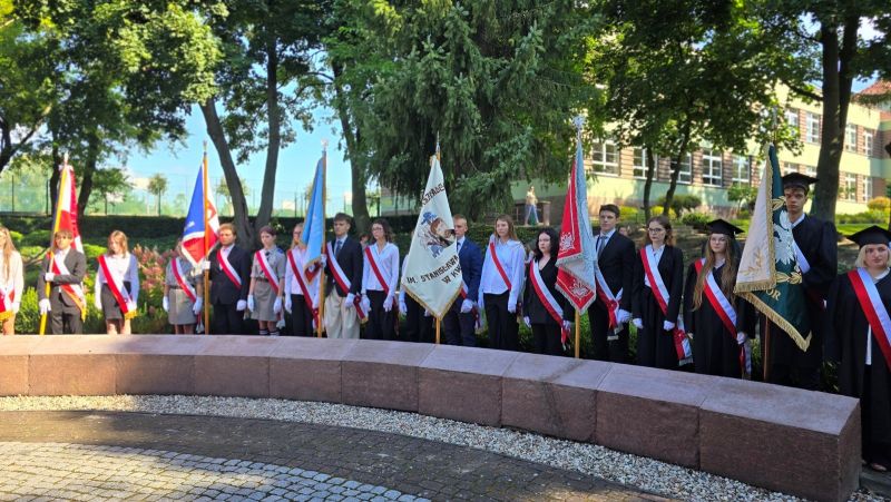 Delegacje pocztów sztandarowych zgromadzone wokół Grobu Nieznanego Żołnierza.