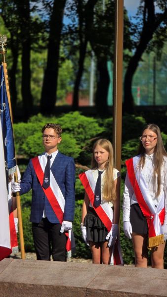 Poczet sztandarowy Społecznej Szkoły Podstawowej w Kwidzynie.