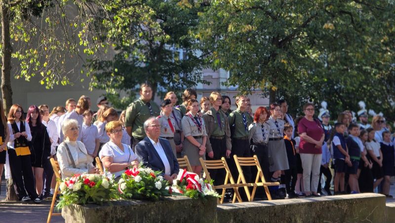 Zgromadzeni uczestnicy obchodów 1 września w Kwidzynie.