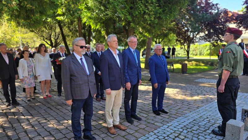 Delegacja Rady Miejskiej w Kwidzynie, składająca wiązankę kwiatów na Grobie Nieznanego Żołnierza.