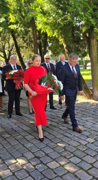 Wójt Gardei Karolina Nowak wraz z Janem Kozłowskim, dyrektorem Zakładu ds. Infrastruktury Miejskiej w Kwidzynie, składają wiązankę kwiatów na Grobie Nieznanego Żołnierza.