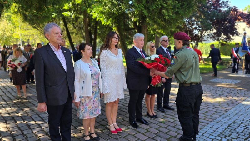 Delegacja przewodniczącego Rady Powiatu Jerzego Śniega, składająca wiązankę kwiatów na grobie nieznanego żołnierza.