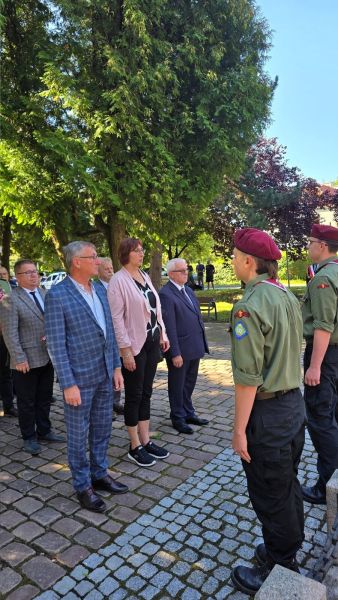 Delegacja przedstawicieli samorządu, składająca wiązankę kwiatów na grobie nieznanego żołnierza.