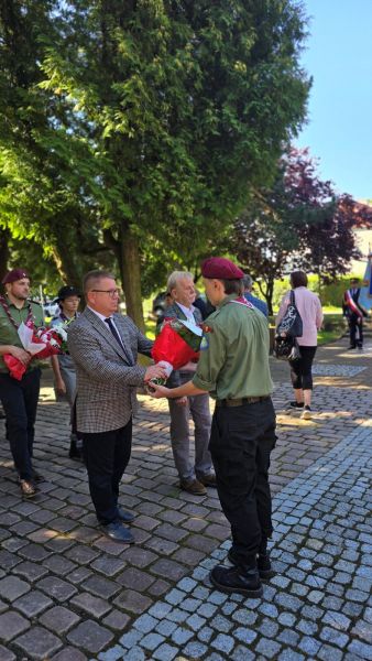 Delegacja przedstawicieli samorządu, składająca wiązankę kwiatów na grobie nieznanego żołnierza.