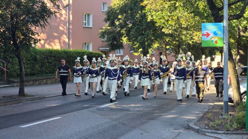 Przemarsz orkiestry dętej podczas obchodów 1 września w Kwidzynie.
