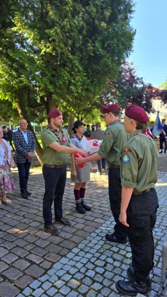 Delegacja Harcerzy, składająca wiązankę kwiatów na grobie nieznanego żołnierza.