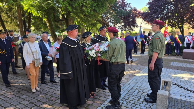 Delegacja Sądu w Kwidzynie, składająca wiązankę kwiatów na grobie nieznanego żołnierza.