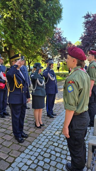 Delegacja służb mundurowych, składająca wiązankę kwiatów na grobie nieznanego żołnierza.