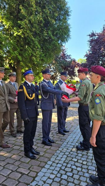 Delegacja służb mundurowych, składająca wiązankę kwiatów na grobie nieznanego żołnierza.