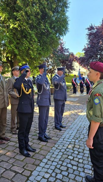 Delegacja służb mundurowych, składająca wiązankę kwiatów na grobie nieznanego żołnierza.