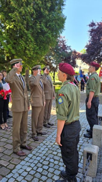 Delegacja służb mundurowych, składająca wiązankę kwiatów na grobie nieznanego żołnierza.