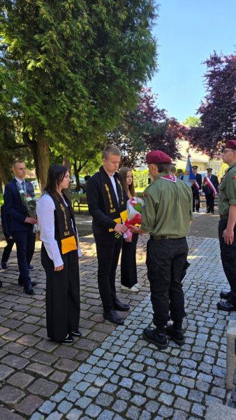 Delegacja Społecznego Liceum Ogólnokształcącego, składająca wiązankę kwiatów na grobie nieznanego żołnierza.