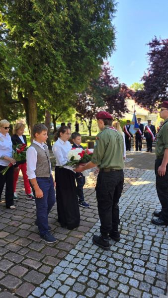  Delegacja uczniów, składająca wiązankę kwiatów na grobie nieznanego żołnierza.