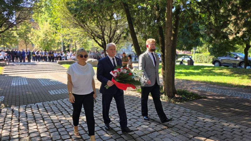 Delegacja senatora Leszka Czarnobaja, składająca wiązankę kwiatów na grobie nieznanego żołnierza.