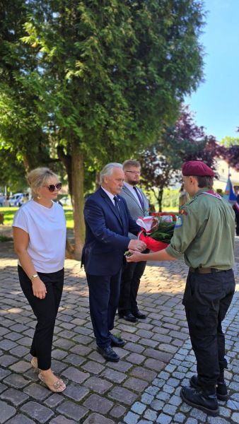 Delegacja senatora Leszka Czarnobaja, składająca wiązankę kwiatów na grobie nieznanego żołnierza 