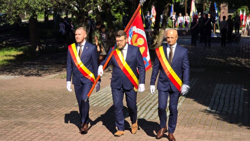 Przemarsz pocztu sztandarowego Starostwa Powiatowego w Kwidzynie.