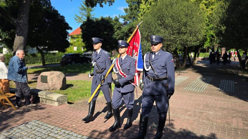 Przemarsz pocztu sztandarowego Komendy Powiatowej Policji w Kwidzynie.