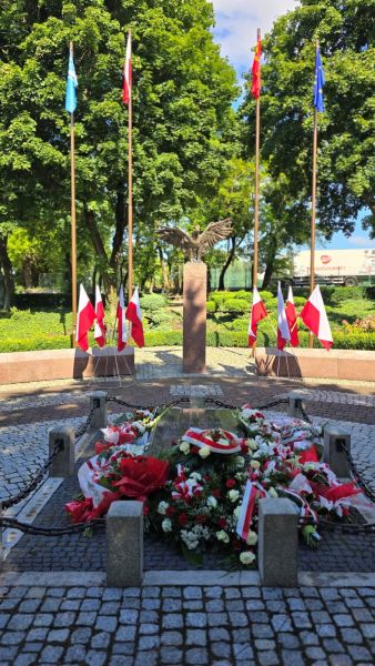 Grób nieznanego żołnierza obłożony kwiatami, złożonymi przez przybyłe delegacje.