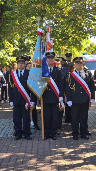 Delegacje pocztów sztandarowych podczas obchodów 1 września w Kwidzynie; na pierwszym planie widoczna delegacja Straży Miejskiej w Kwidzynie.