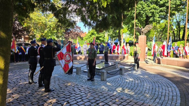 Delegacje pocztów sztandarowych zgromadzone wokół Grobu Nieznanego Żołnierza.