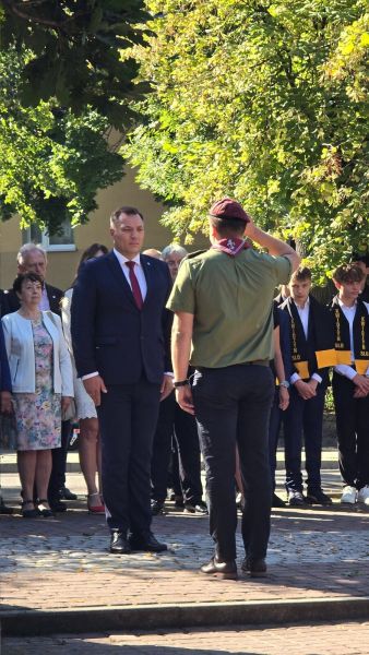 Harcmistrz Andrzej Delewski melduje burmistrzowi Sebastianowi Kasztelanowi gotowość do przeprowadzenia obchodów 1 września.