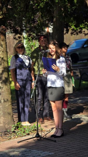 Uczennica Szkoły Podstawowej nr 2 w Kwidzynie wygłasza referat podczas uroczystości 1 września.